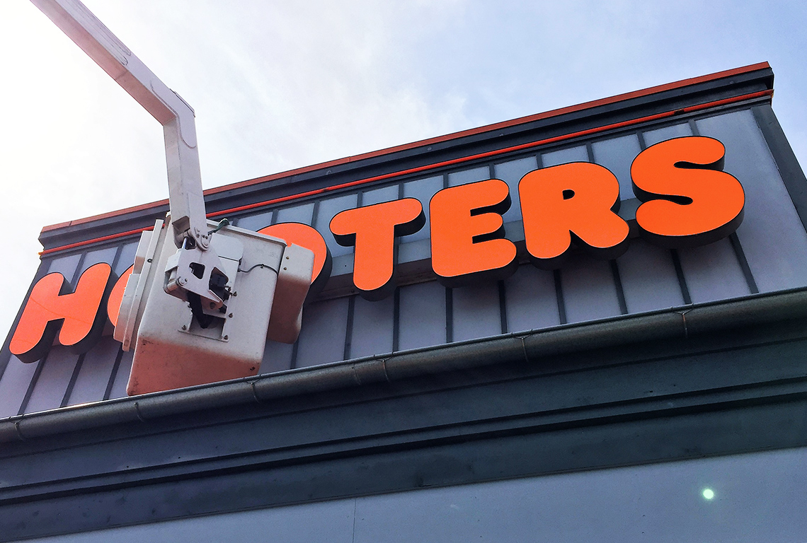 Hooters Sign (2)